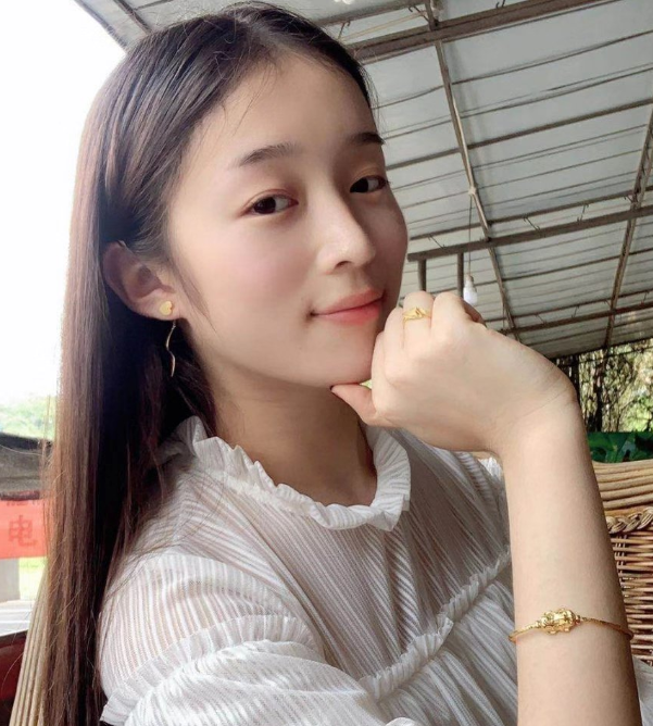 00后嫩妹子